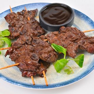 Шишчета от мариновани патешки сърца на скара със сос BBQ