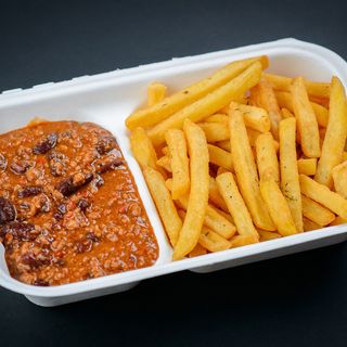 Chilli con Carne, cartofi prajiti, chifla si salata de varza