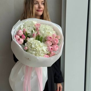 Круглий букет з гортензіями та трояндами 