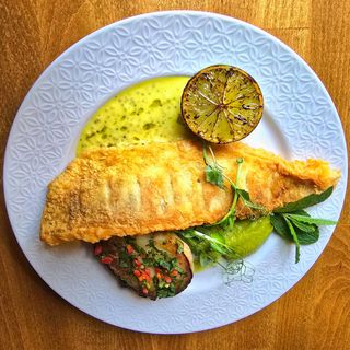 Filet z Sandacza na aksamitnym puree z groszku i ziemniaku w solnej skórce