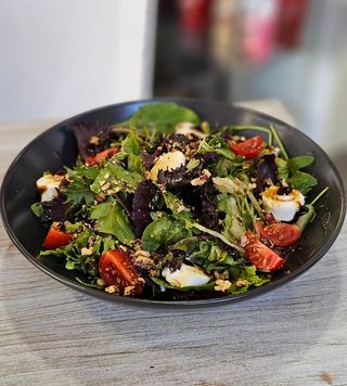 Салата с козе сирене и пекан