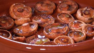 Champiñones en olla de barro