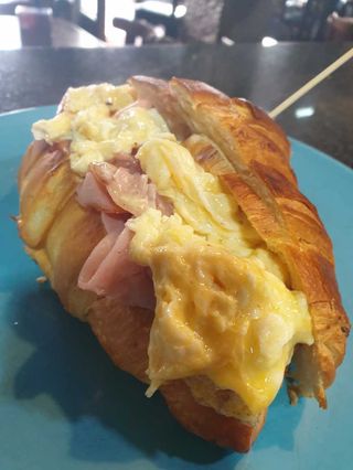 Croissant con Jamon panZito y huevos revueltos