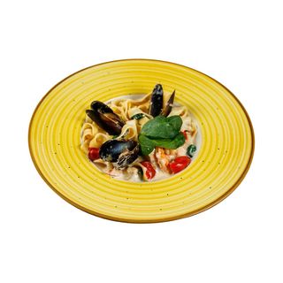 Паста з креветками, мідіями та кальмаром у вершковому соусі зі шпинатом