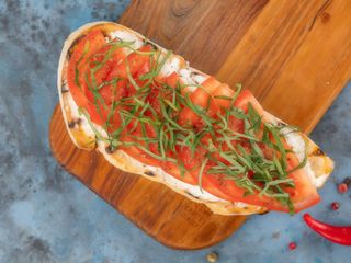 BRUSCHETTA З ФЕТОЮ ТА ТОМАТАМИ