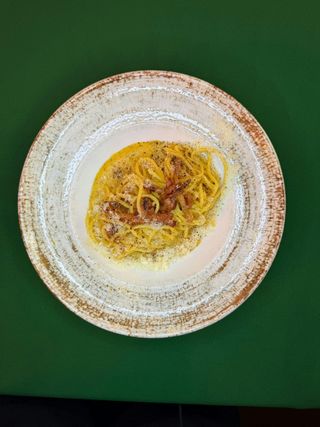 Carbonara z guanciale, pecorino, żółtkiem, pieprzem