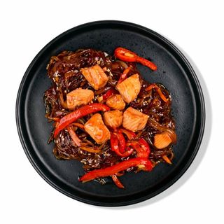 Локшина рисова з лососем теріякі