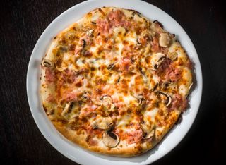 Pizza Prosciutto e Funghi Mica 