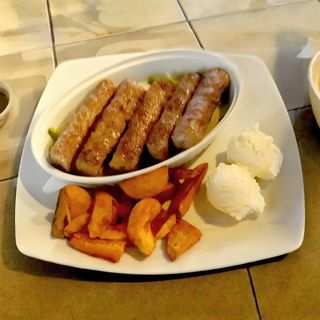 Zapečeni ćevapi na kajmaku