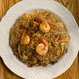 Fideo de arroz frito con delicias