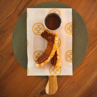 Torreznos con salsa romesco