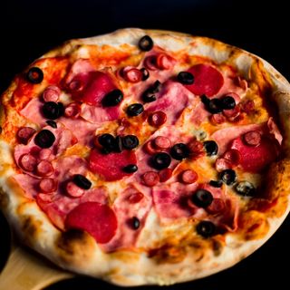 Pizza Quattro Carni 100cm x 35cm