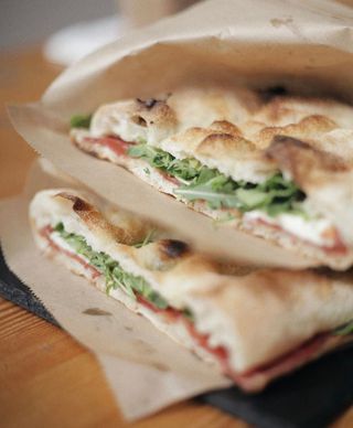 Фокача с риба тон, домат и майонеза (300г)