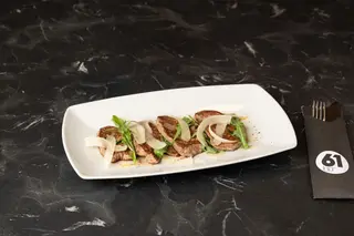 Biftek tagliata na rukoli sa listovima parmezana