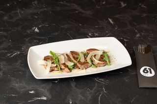 Biftek tagliata na rukoli sa listovima parmezana