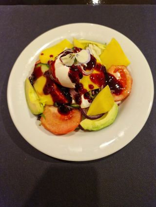 Ensalada De Tomate y Mozzarella De Búfala Al Pesto
