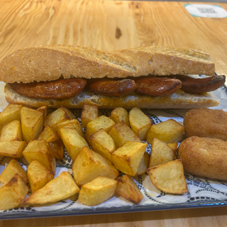 Menú bocadillo de chorizo a la plancha + patatas + croquetas + bebidas