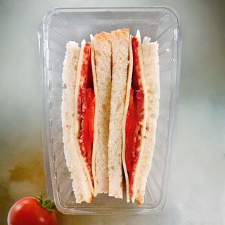 Sandwich cu salam uscat tip Sibiu, cascaval si rosii