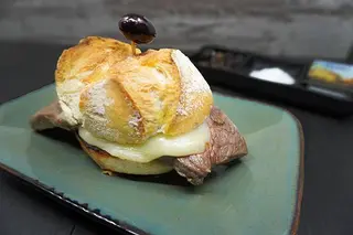 Bife Alcatra DCA à Mina no Pão