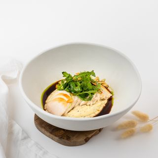 Piept de pui cu sos jus și piure din rădăcină de țelină