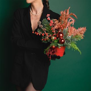 Aranjament cu globuri rosii si pampas