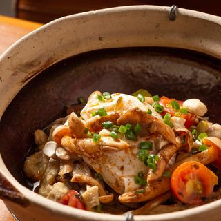 Hummus con Salteado de Setas, Huevo Poche y Shimeji en Escabeche