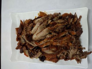 Патешко месо с бамбук и черни гъби (500г)