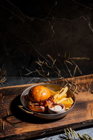 Burger Smash din vită cu garnitură de cartofi crocanți