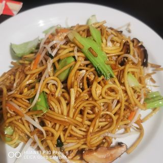 Tallarines frito con huevo y verdura