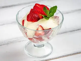 Свіжа полуниця з кремом «Сабайон» (150/100g)