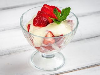 Свіжа полуниця з кремом «Сабайон» (150/100g)