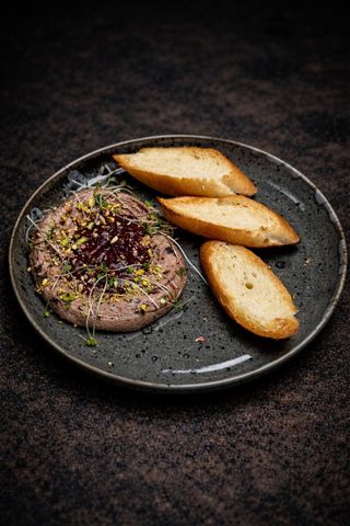 Пате з курячої печінки з малиновим соусом