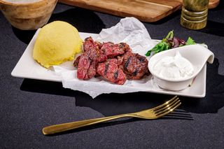 Pastramă de berbecuț la gratar