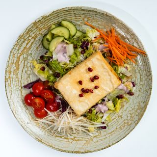 Salată cu feta crocantă