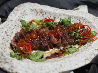 Татакі з яловичини з червоною ікрою, соусом та пилом білих грибів (200g)