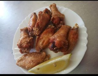 Media Ración De Alitas De Pollo Fritas