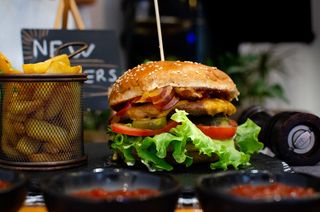 Burger IrMa s krumpirićima