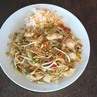 Makaron ryżowy z kurczakiem