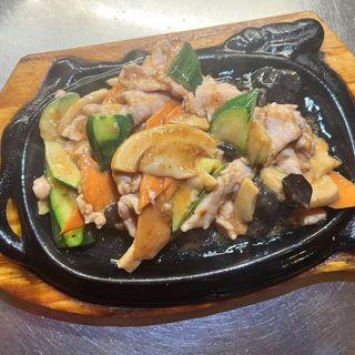 Maiale alla piastra con verdure