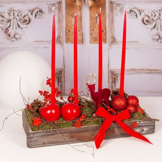 Aranjament de Craciun cu cerb si lumanari rosii