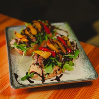 Брускети з яловичиною