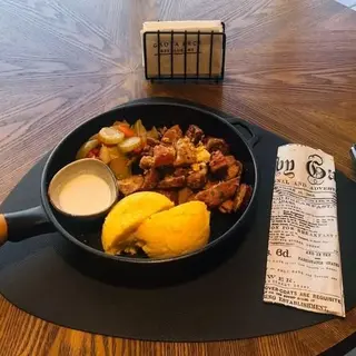 Carne la garnita cu mamaliga,ou,marar,muraturi si mujdei