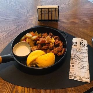 Carne la garnita cu mamaliga,ou,marar,muraturi si mujdei