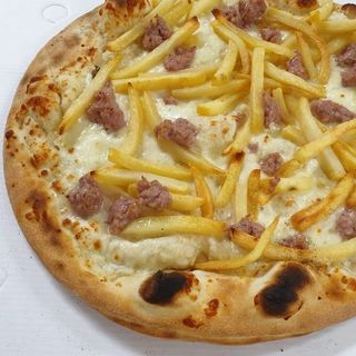 Pizza con salchicha, patatas fritas y mozzarella