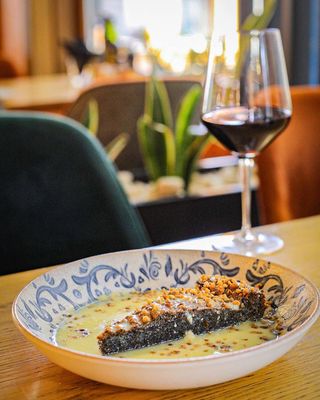 Kolač sa makom u sosu od bele čokolade