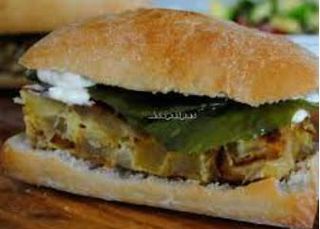 36. Bocadillo Caliente De Tortilla Con Queso Y Pimientos Fritos