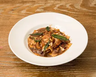 RAVIOLI D'ANATRA CON PERE, PESCA E PINOLI