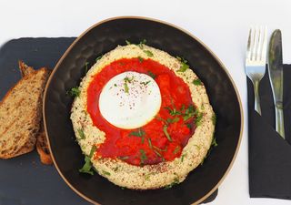 Shakshouka cu humus din linte si ou, servita cu paine cu maia 