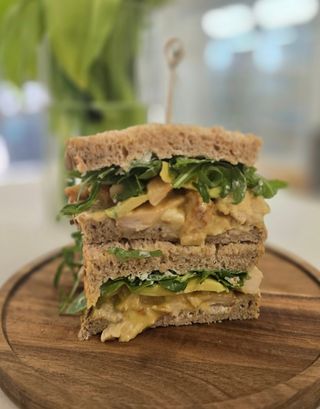 Sándwich de pollo con miel y mostaza