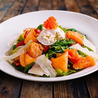 Salata verde cu somon semiafumat si cream-cheese